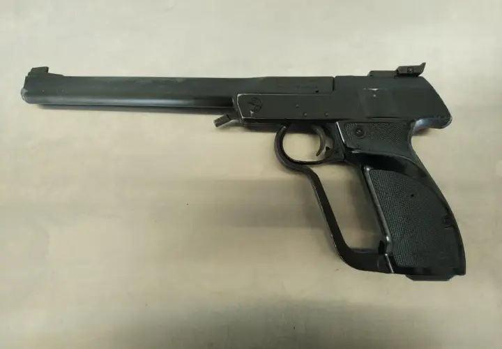 Pistolet Walther LP2 noir, avec sa poignée ergonomique et son long canon.