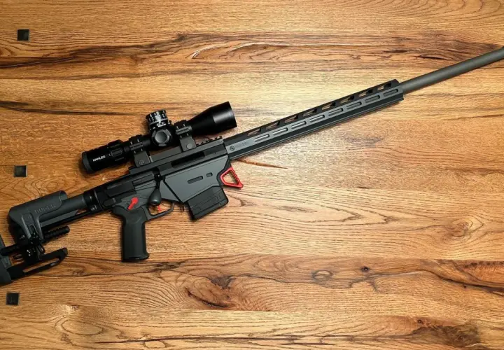 Fusil Ruger N°1 avec lunette Kahles, prêt pour le tir de précision sur fond de bois.