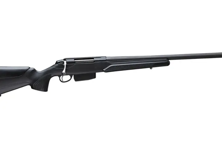 Carabine 222 canon lourd, prête pour le tir de précision. Son design noir et sa crosse ergonomique en font une arme élégante et performante.