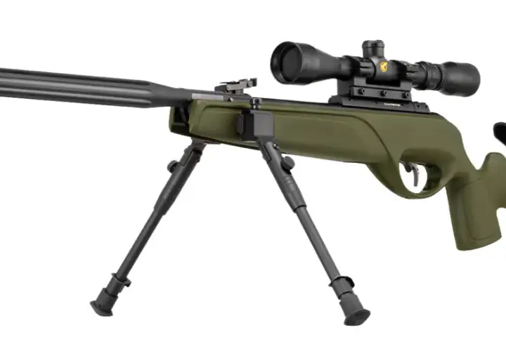 Carabine verte avec lunette, bipied et crosse réglable, prête pour la chasse et le tir de précision.