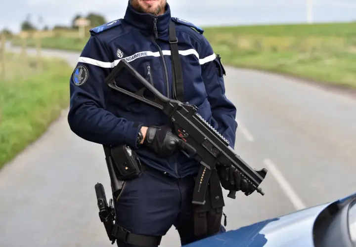 Gendarme en uniforme tenant un fusil MP5, prêt à intervenir sur le terrain.