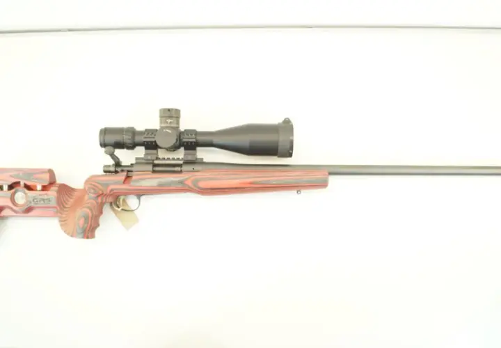 Carabine Remington 700 custom avec crosse GRS en bois laminé rouge et noir, lunette de visée.
