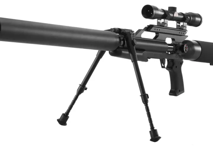 Carabine à plomb noire avec lunette, bipied et silencieux. Sa puissance est impressionnante pour une carabine à plomb.