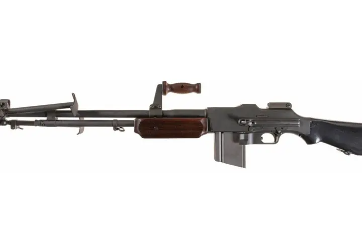 Un fusil automatique BAR M1918, avec sa poignée en bois et son chargeur, prêt pour l'action.