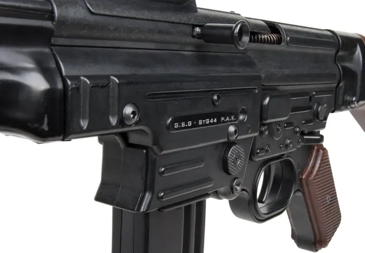 Gros plan sur le mécanisme d'un fusil d'assaut allemand STG44, avec son chargeur et sa poignée en bois.