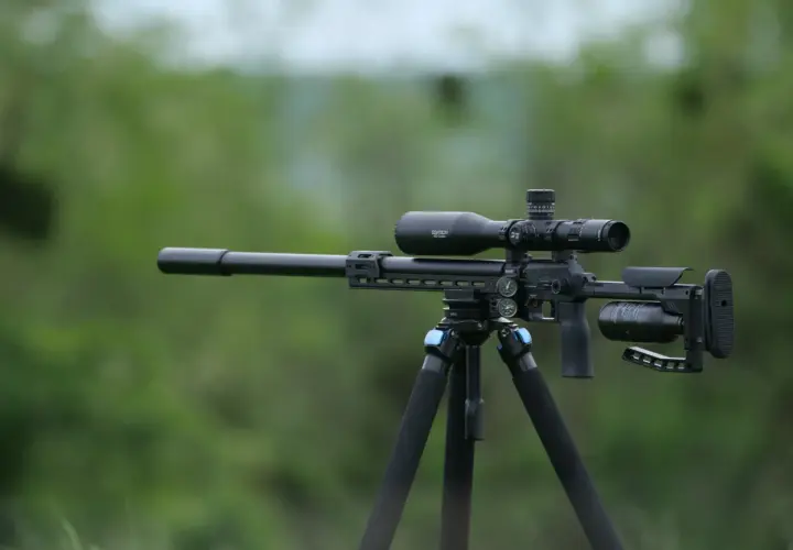 Carabine PCP sur trépied, prête pour le tir. Le choix du bon compresseur est essentiel pour la performance.