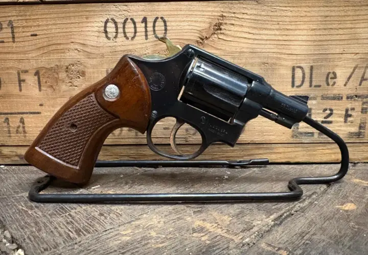 Revolver avec poignées en bois, prêt à tirer des munitions 38 special wad cutter.
