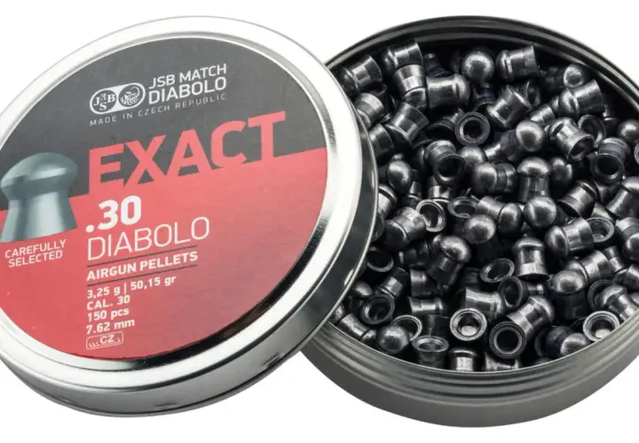 Boîte de plombs JSB Exact .30 Diabolo. Ces plombs sont conçus pour être insérés dans une carabine, la partie la plus large allant en premier.