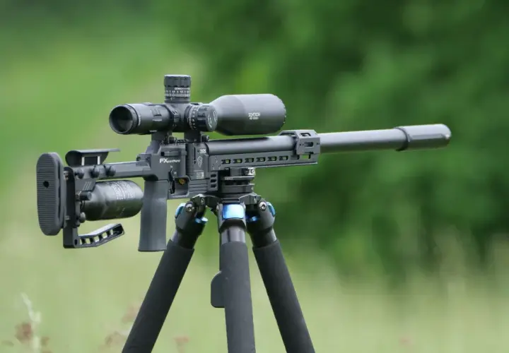 Carabine FX Panthera sur trépied, idéale pour le tir de précision. Ce modèle est une excellente option pour un catalogue carabine CZ.
