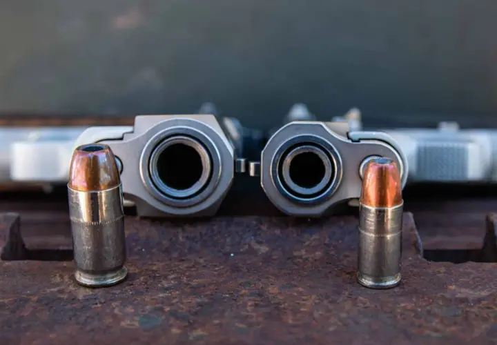 Deux canons de pistolets, un calibre 45 et un 9mm, se font face, chacun flanqué d'une balle.