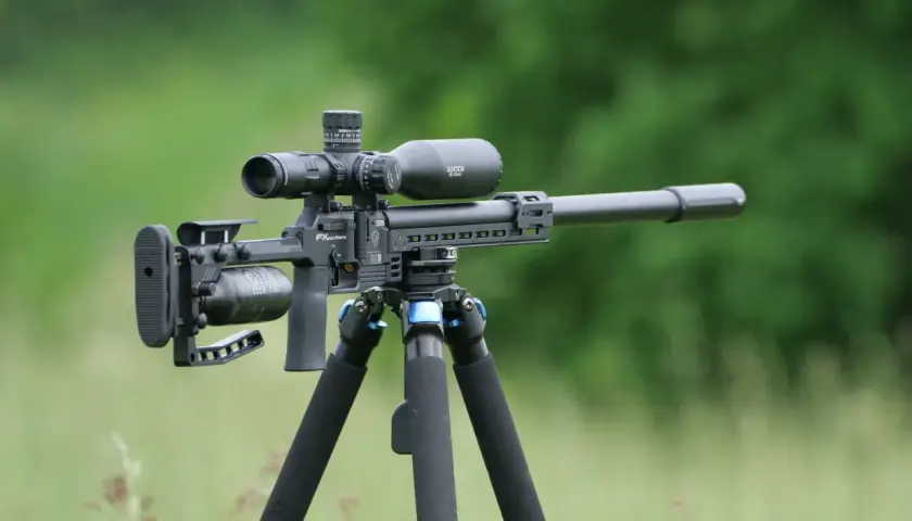 Carabine à air comprimé 100 joules, modèle FX Panthera, équipée d'une lunette Sightron, sur trépied Sirui.