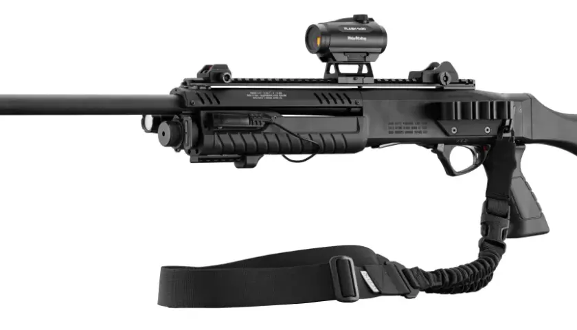 Un fusil à pompe tactique noir, équipé d'une lunette rouge, d'une lampe et d'une sangle, prêt pour l'action.