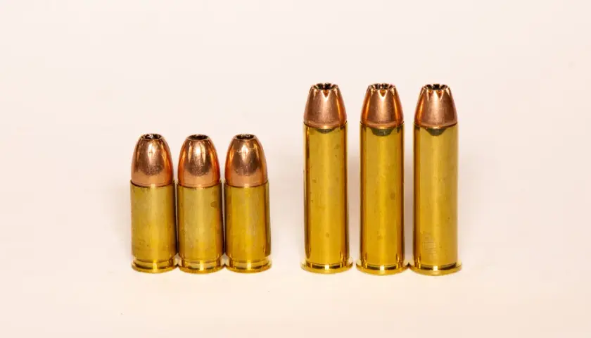 Trois cartouches 9mm à gauche, trois cartouches .357 Magnum plus longues à droite. Comparaison visuelle de la puissance.
