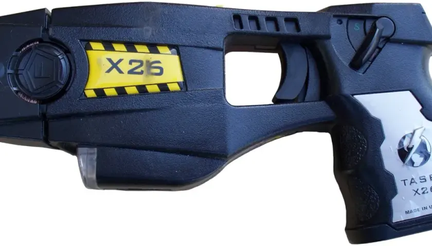 Taser X26, une arme non létale conçue pour la maîtrise des individus.