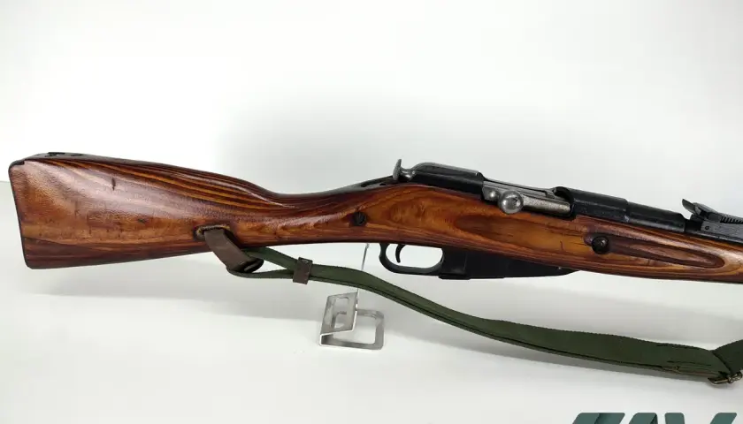 Fusil Mosin Nagant en bois verni, avec sa sangle verte. Un classique de l'histoire militaire.
