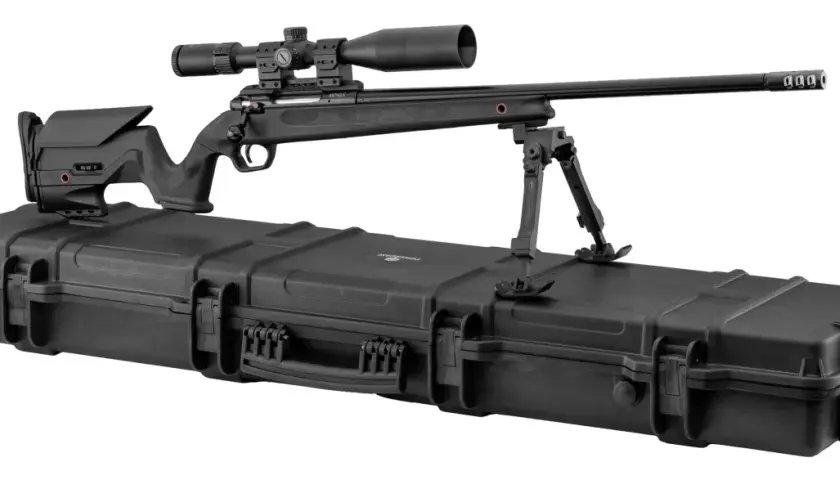 Fusil de précision 308 custom avec lunette et bipied, posé sur une mallette de transport noire.