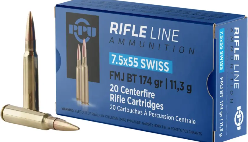 Boîte de munitions PPU 7,5x55 Swiss, 20 cartouches FMJ BT 174 gr. Deux cartouches sont visibles à côté de la boîte.