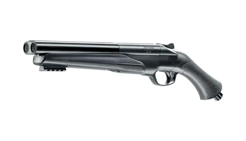 Un fusil à double canon, une arme de défense discrète, avec une poignée texturée et un rail sous le canon.