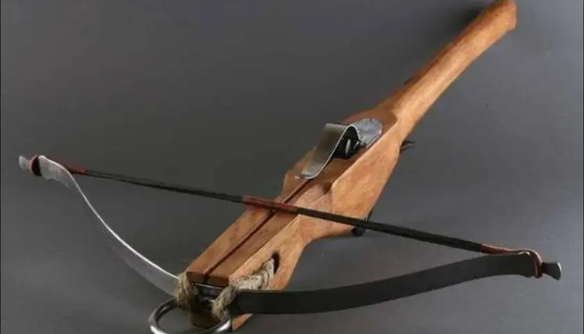 Arbalète de poing BG3 en bois et métal, prête à tirer.