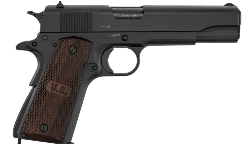 Pistolet noir avec poignées en bois gravées "U.S.". Le numéro de série 11 43 est visible sur la culasse.