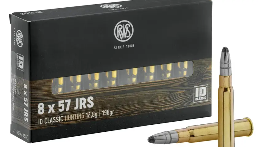 Boîte de munitions RWS 8x57 JRS, calibre Mauser, pour la chasse. Deux cartouches dorées sont posées devant.
