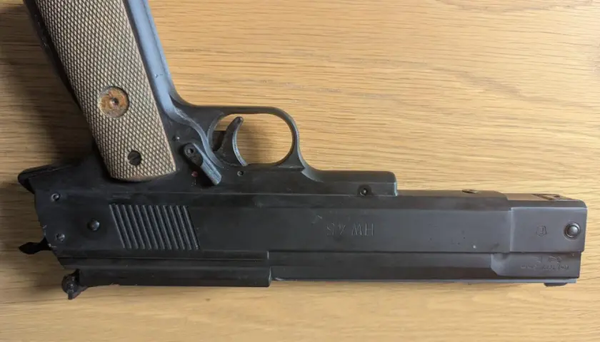 Pistolet à plomb HW 45, puissant avec ses 100 joules, prêt pour le tir de précision.