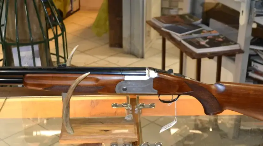 Un fusil Mercury Light, avec sa crosse en bois et ses canons superposés, est exposé. Avis recherchés pour ce modèle.