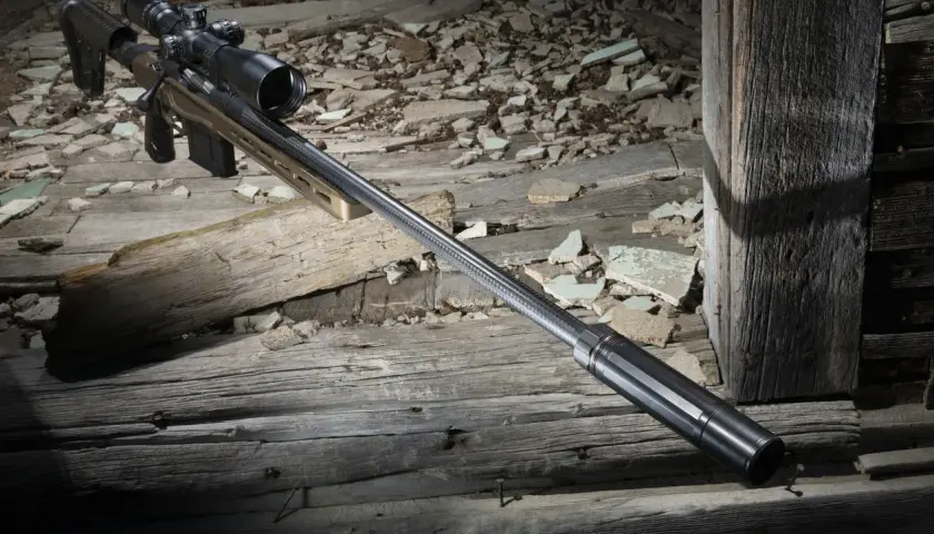 Fusil de précision sur des planches de bois délabrées. Imaginez la vitesse d'une balle de sniper km/h, fendant l'air.