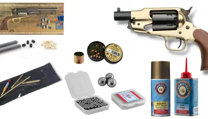 Un pistolet Remington doré et brun, entouré de munitions, d'un kit de nettoyage et de produits d'entretien pour armes.