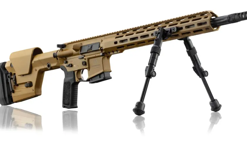 Fusil tactique Schmeisser, couleur sable, calibre 223 Remington, avec bipied.