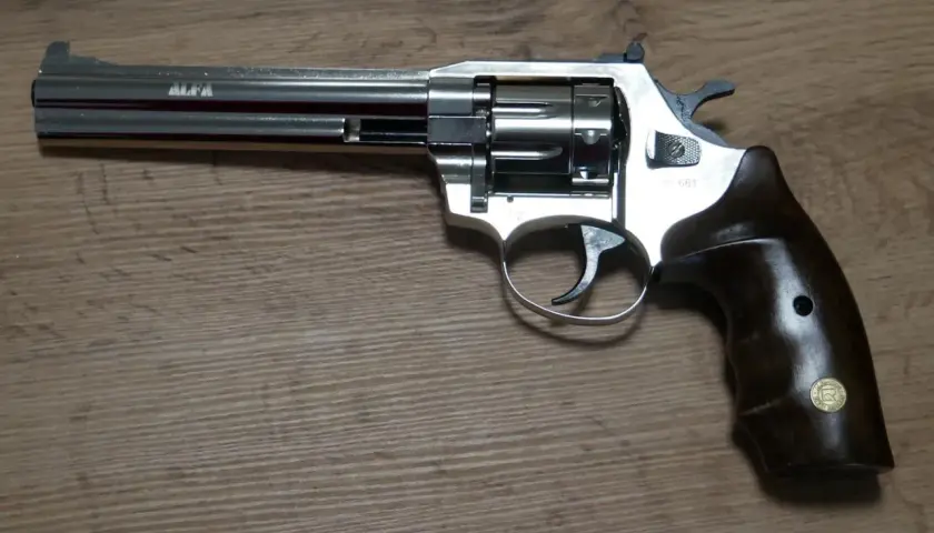 Revolver chromé, poignée bois, modèle 661. Prêt pour une munition calibre 35 grenaille.
