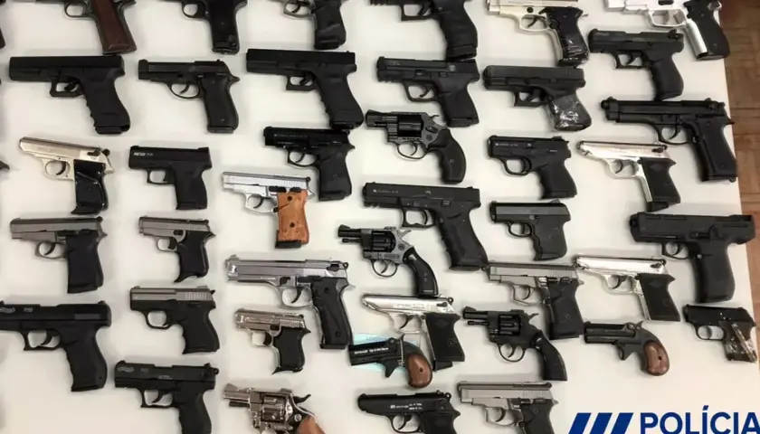 Collection de pistolets d'alarme, certains ressemblant à des armes réelles, saisis dans le cadre de la loi.