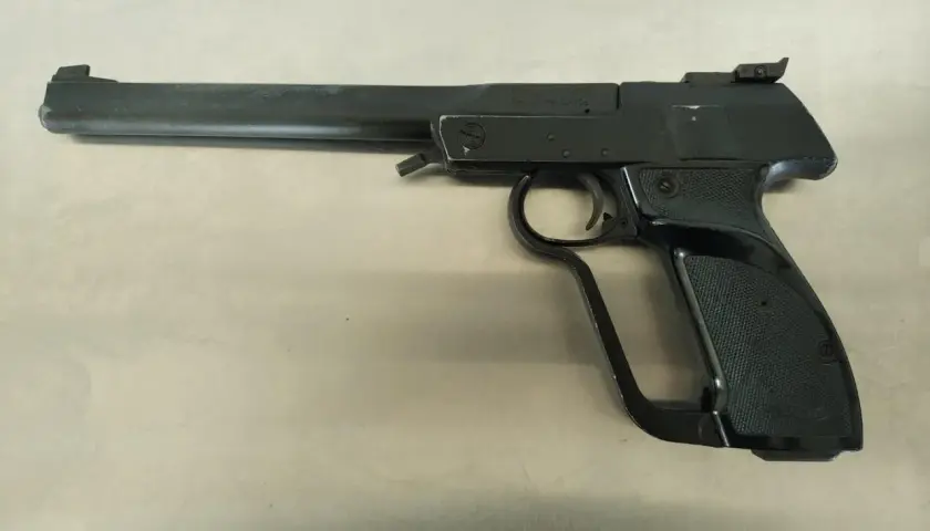 Pistolet Walther LP2 noir, avec sa poignée ergonomique et son long canon.