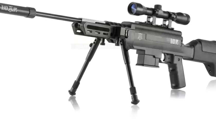Fusil tactique noir "Black Ops" avec lunette, bipied et silencieux. Idéal pour le tir de précision, mais attention au nombre de joules autorisé.
