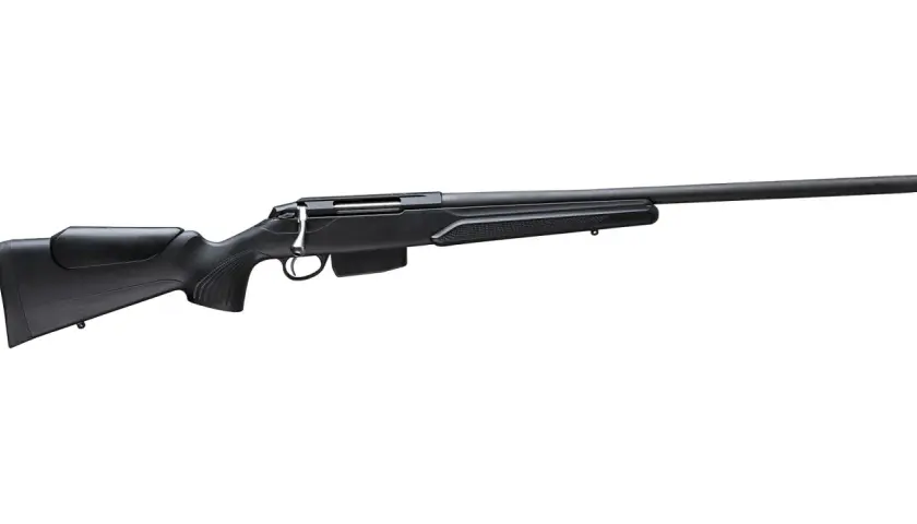 Carabine 222 canon lourd, prête pour le tir de précision. Son design noir et sa crosse ergonomique en font une arme élégante et performante.
