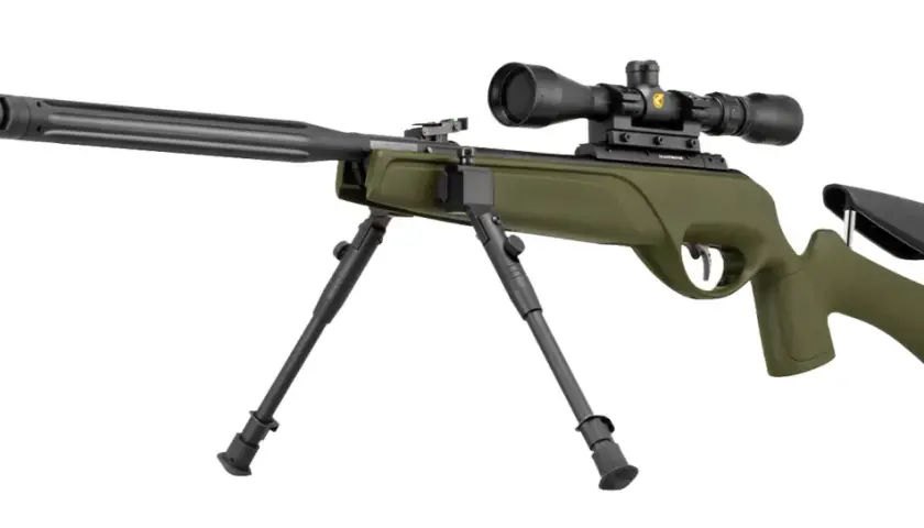 Carabine verte avec lunette, bipied et crosse réglable, prête pour la chasse et le tir de précision.