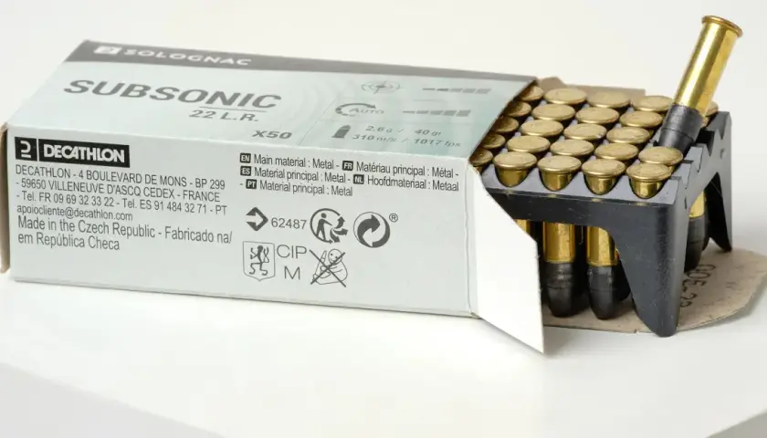 Boîte de munitions 22 L.R. Subsonic de Decathlon, avec une puissance estimée de 22lr en joules. Les cartouches sont en métal.