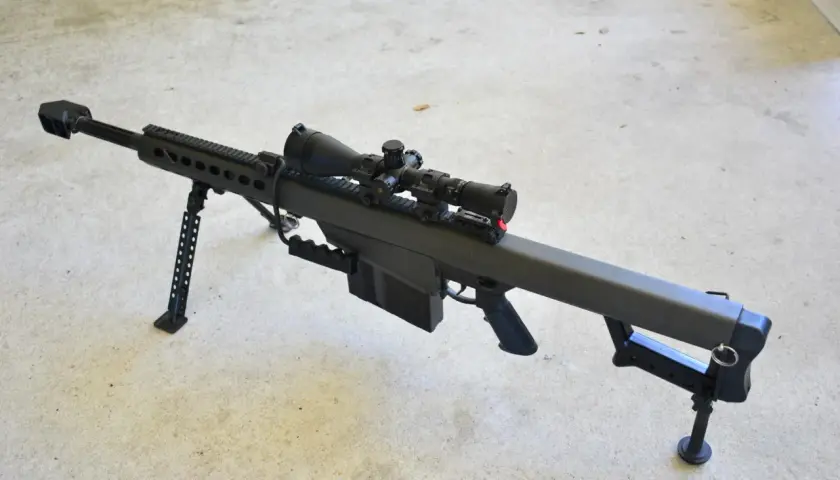 Un fusil Barrett M82, arme de précision avec lunette, prêt pour le tir.