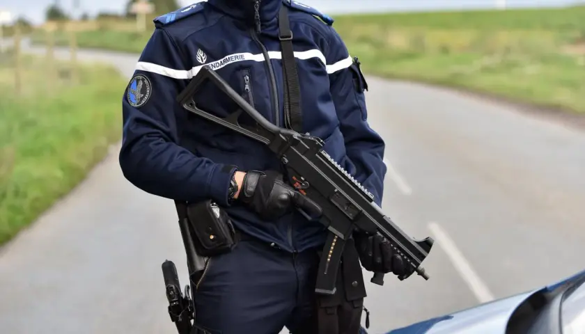 Gendarme en uniforme tenant un fusil MP5, prêt à intervenir sur le terrain.