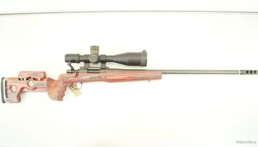 Carabine Remington 700 custom avec crosse GRS en bois laminé rouge et noir, lunette de visée.