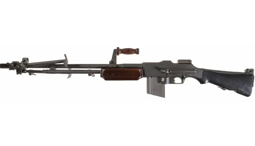 Un fusil automatique BAR M1918, avec sa poignée en bois et son chargeur, prêt pour l'action.