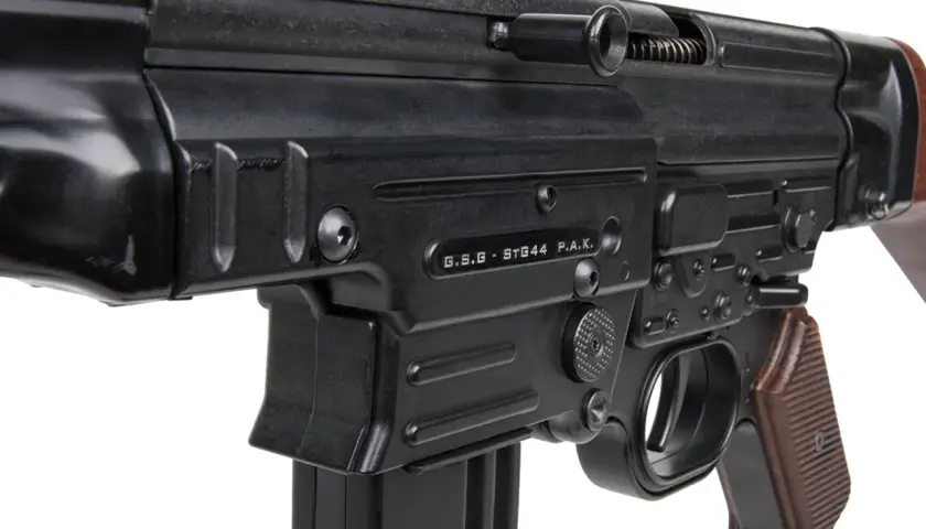 Gros plan sur le mécanisme d'un fusil d'assaut allemand STG44, avec son chargeur et sa poignée en bois.