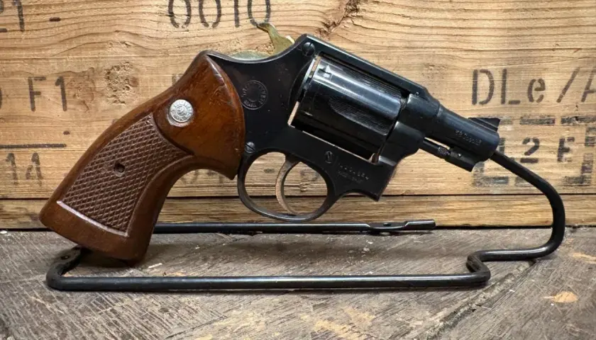 Revolver avec poignées en bois, prêt à tirer des munitions 38 special wad cutter.