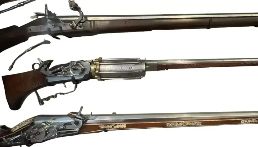 Trois fusils anciens, dont un cote fusil de chasse chasseur français, ornés de gravures complexes et de bois sombre.
