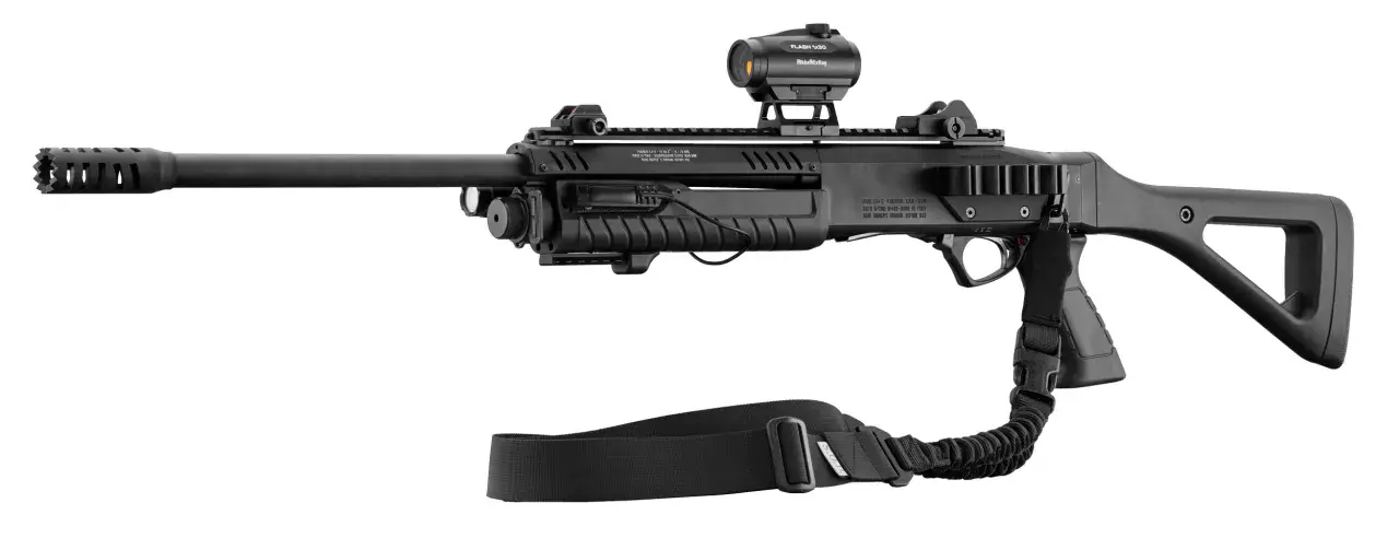 Un fusil à pompe tactique noir, équipé d'une lunette rouge, d'une lampe et d'une sangle, prêt pour l'action.