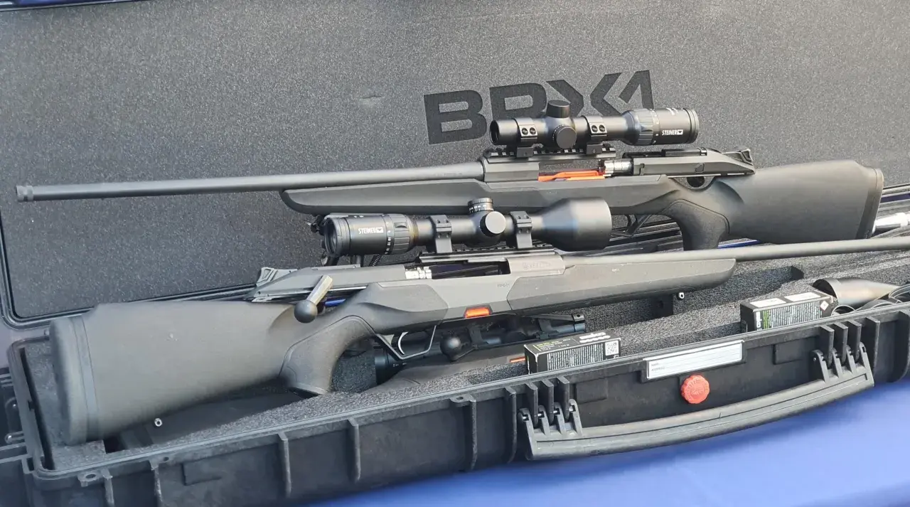 Deux fusils Beretta BRX1 avec lunettes dans leur mallette. Un problème potentiel avec le chargeur est visible.