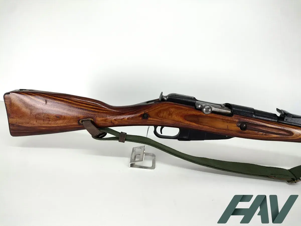 Fusil Mosin Nagant en bois verni, avec sa sangle verte. Un classique de l'histoire militaire.
