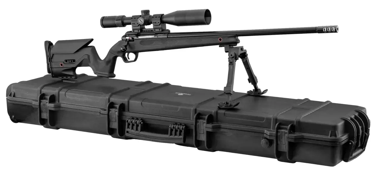 Fusil de précision 308 custom avec lunette et bipied, posé sur une mallette de transport noire.
