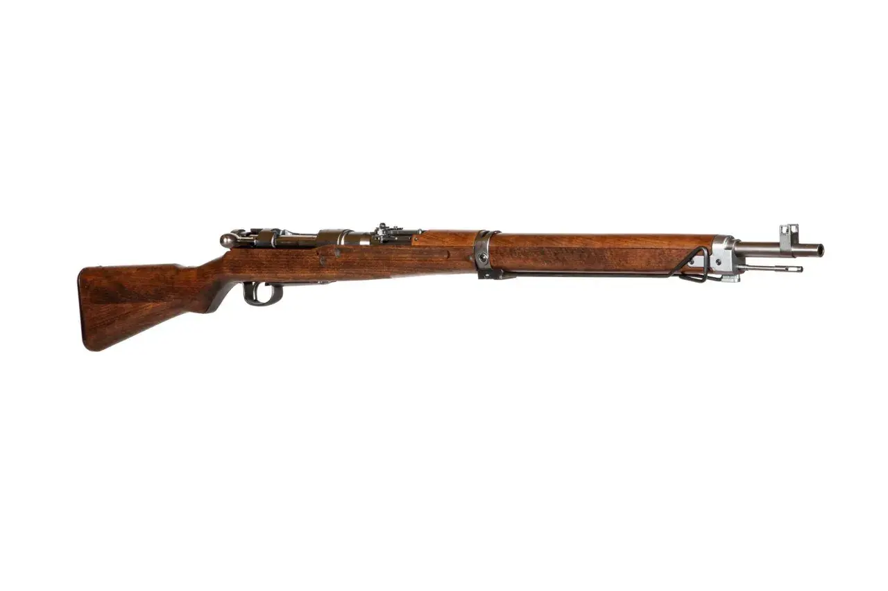 Un fusil japonais en bois et métal, avec sa crosse courbée et son canon long, prêt pour l'action.