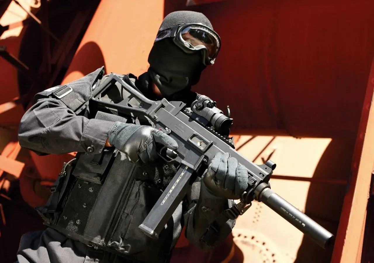 Un opérateur en tenue noire, masque et lunettes, tient un HK UMP 9. Fiche technique de cette arme compacte.